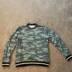 Green camouflage crew neck sweatshirt